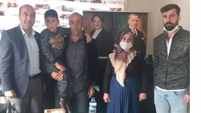 Felçli oğlunu sırtında okula götürüyordu, Meral Akşener devreye girdi