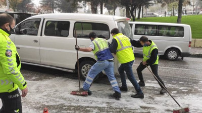 Motor yağı yola aktı, araçlar buz pistindeymiş gibi kaydı