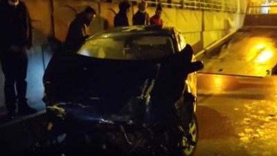 Kaza anında otomobilin motoru yerinden çıktı