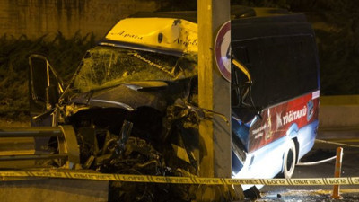 Yön levhasına çarpan dolmuş şoförü hayatını kaybetti