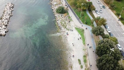 Caddebostan’da sular çekildi. Görenler korkudan sahile yaklaşamadı