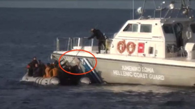 Yunan askerleri suçüstü yakalandı. Hayatlarını Türk askerleri kurtardı. Zalim askerler mültecilerin botlarını böyle deldi