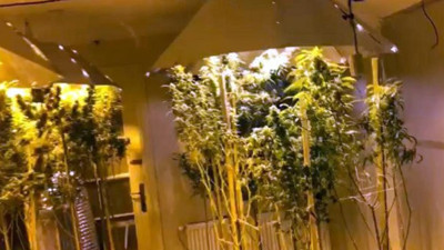 Ev basan polisler dondu kaldı