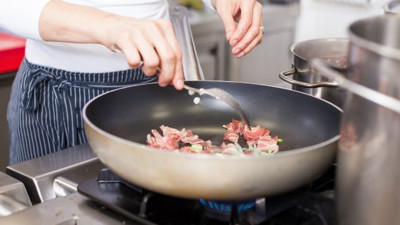 Teflon tavalar kuşları öldürüyor, kullanırken sakın bunu yapmayın