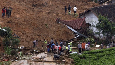 Kayan toprak 5 kişiyi yuttu