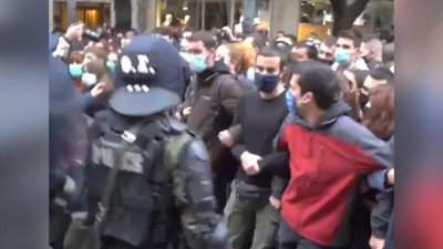 Komşuda polis ile öğrenciler birbirine girdi