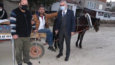 At arabasını olan köşeyi dönecek