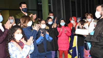 Rekortmen yüzücü Emre Sakçı böyle karşılandı