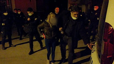 Kocasını bıçakladı kendini eve kilitledi