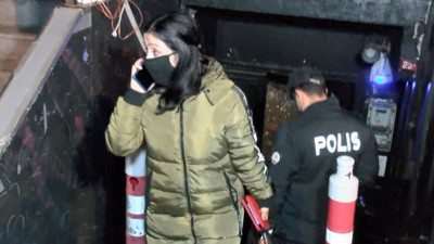 Polis eğlence mekanına kapıları kırarak girdi