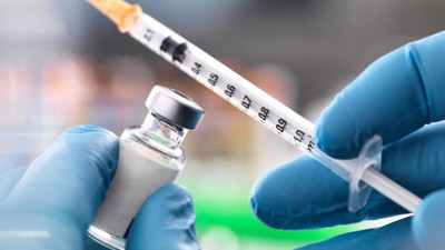 Denenen korona aşısı ölüm riski bulunan yaş aralığında büyük etki sağladı. Güzel haber Oxford aşısından geldi