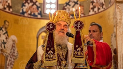 Sırp Ortodoks Kilisesi Patriği İrinej de gitti. 17 gün önce koronadan ölen ve herkesin öptüğü piskopos Radoviç'in cenaze törenini yönetmişti