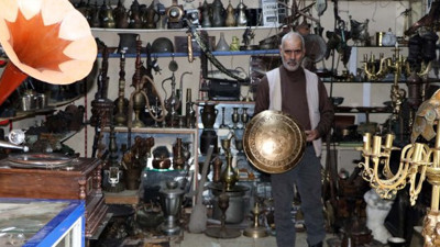 Malını mülkünü satıp dükkan açtı. Eşya satmamak için direniyor