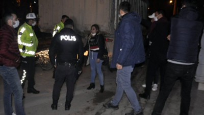 Karaman'da kısıtlamayı ihlal eden iki kişi, polisten kaçarken kaza yaptı