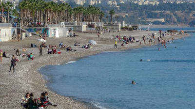 Sokağa çıkma yasağı biter bitmez soluğu ünlü sahilde aldılar