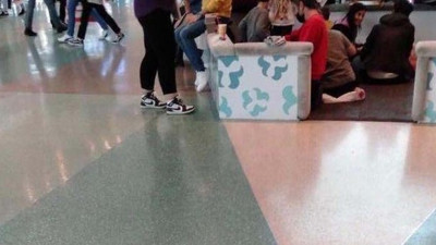 AVM'lerde masa sandalyelerin kaldırılması vatandaşa engel olamadı