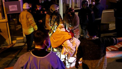 Cerrahpaşa Tıp Fakültesi'nde panik. Çıkan yangında hastalar itfaiye ekipleri tarafından tahliye edildi