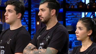MasterChef Türkiye’de Mehmet Şefin gözyaşları. 22 Kasım MasterChef Türkiye'de elenen isim kim oldu. MasterChef Türkiye’de Uğur difkaliye oldu mu?