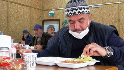 10 dil bilen adam Türkiye gerçeğiyle yüzleşti. 3 kıtada 100'e yakın ülke gezdi. 5 ülkede 11 çocuğu var