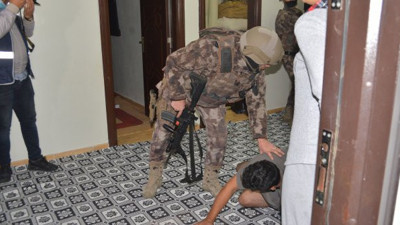 Eller yukarı yat yere polis. Adana'da şafak vakti baskın