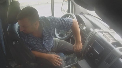 Genç kadın yolcu minibüsünde kabusu yaşadı. O anlar kameraya yansıdı. İstanbul bu olayı konuşuyor