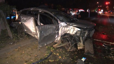 Ankara'da üst geçit direğine çarpan otomobil hurdaya döndü