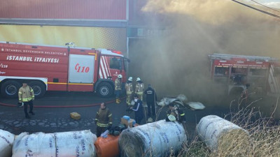 Tuzla'da sünger fabrikasında korkutan yangın. Alevler gökyüzüne kadar yükseldi