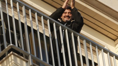 İtalya'da alıştırdılar ona. Maradona'nın söylediği şarkı sözlerini iyi dinleyin