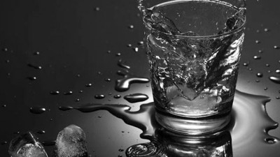 Kemikleri çatır çatır kırıyor insanları ölüme sürüklüyor. En yetkili isim her gün tükettiğimiz sıvıdaki tehlikeyi açıkladı