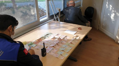 Zeytinburnu'nda otomobilli dilenci işbaşında yakalandı. Cebinden çıkan paralar saya saya bitmedi