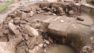 Şanlıurfa'da toprak eşelendikçe altından çıktı 250 tanesi yan yana bulundu. Göbeklitepe'nin alternafi olarak gösteriliyor