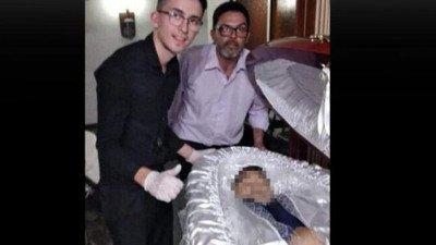 Maradona'nın tabutunu açıp fotoğraf çektirdiler, Arjantin'de büyük skandal!