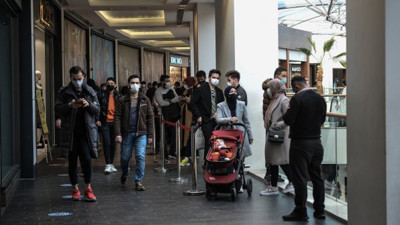 Efsane Cuma virüsü unutturdu, sosyal mesafesiz indirim kuyruğu