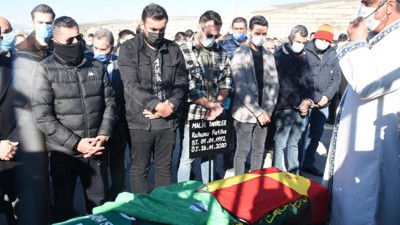 İzmir'de yaşam savaşını kaybeden futbolcu son yolculuğuna uğurlandı