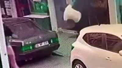 Önce uçan tekmeyle durdurdu sonra vatandaşın elinden aldı, kameralar anbean kaydetti