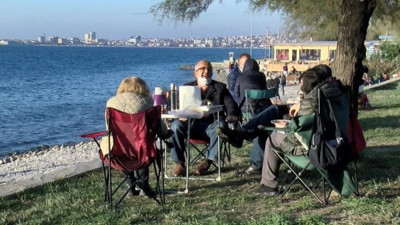 Bu millet yasak dinler mi? Sandalyesini alan sahile koştu