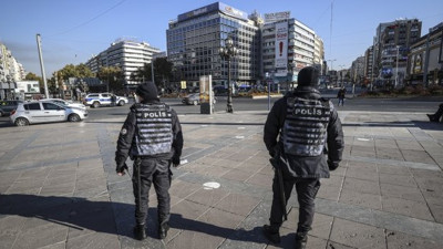 Türkiye’deki 14 saatlik sokağa çıkma yasağı başladı. İşte açık olacak mekânlar ve işletmeler. Hafta sonu sokağa çıkma yasağı hangi saatler arasında uygulanacak?