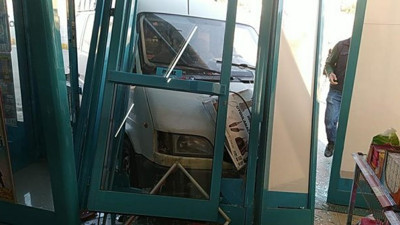 Adıyaman'da kontrolden çıkan minibüs markete daldı