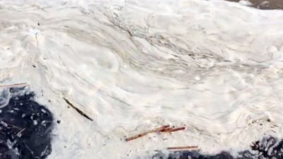 Eğirdir Gölü çamaşır makinesi gibi köpürüyor. Kuraklık tehlikesinin ardından bu da oldu