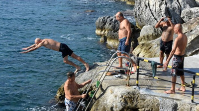 Antalya Demre'de vatandaşlar Kasım sonunda denize girdi