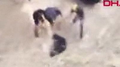 Lübnan'da sel sularına kapılan kuryenin yaşam savaşı. Sırtındaki çantayla metrelerce sürüklendi