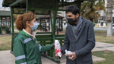 Mersin'de içinden 20 bin TL çıkan cüzdanı sahibine teslim etti. Temizlik görevlisi kadını şok eden ödül