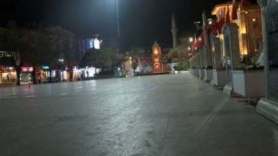 Türkiye'de meydanlar boş kaldı. Yasak başladı, vatandaş evine çekildi