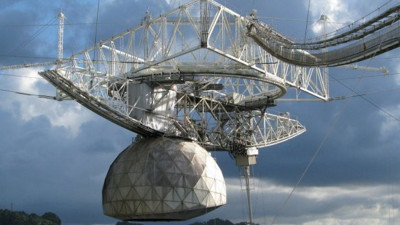 Karayip Adası'ndaki Arecibo Gözlemevi çöktü