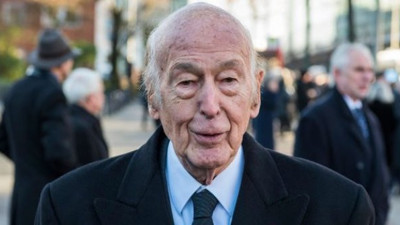 Avrupa'yı savunan siyasetçi olarak biliniyordu. Eski Fransa Cumhurbaşkanı d'Estaing korona virüsten yaşamını yitirdi