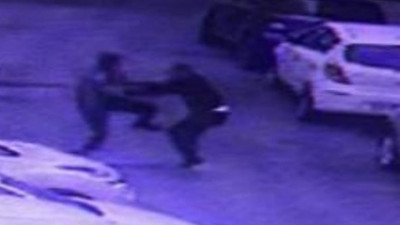 Kağıthane'de sokak ortasında demirli ve bıçaklı kavga. Ortalık kan gölüne döndü. Olay anı güvenlik kamerasında