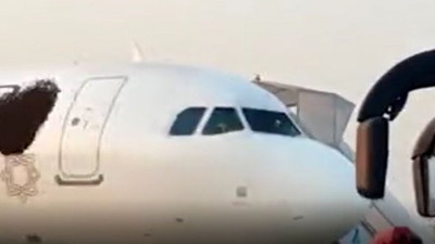 Havalimanına akın edip uçağı istila ettiler. 24 yıl önce uçak düşürmüşlerdi