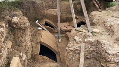 İçindekiler define avcılarının rüyasını süslüyor. Bursa'daki zeytinlik kazıldıkça ortaya çıkıyor