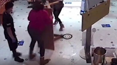 Süper babaanne torununu böyle korudu. Ortalık birden savaş alanına döndü