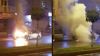 Antalya'da park halindeki araç cayır cayır yandı. Dumanlar gökyüzüne kadar yükseldi